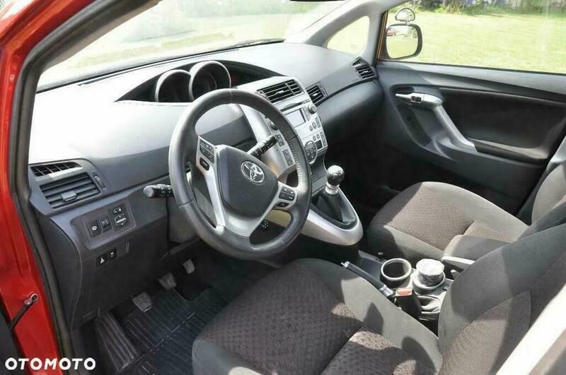 Używany Toyota Verso Premium 126 KM (92 kW) 2011 Czerwony Minivan