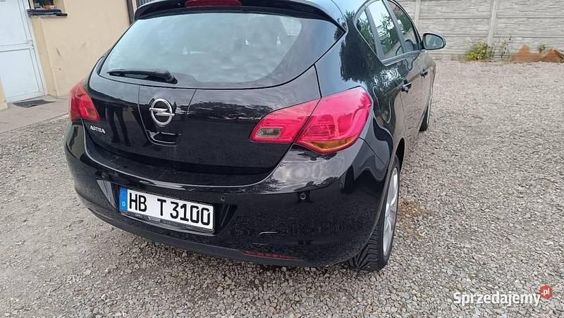 Używany Opel Astra 2011 Czarny Sedan/Limuzyna