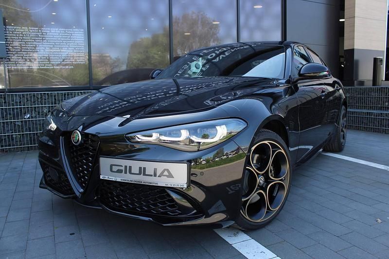 Lakier metalizowany czarny volcano black Nowe 2025 Alfa Romeo Giulia Sedan/Limuzyna | 225 900 zł - Obraz 1/4