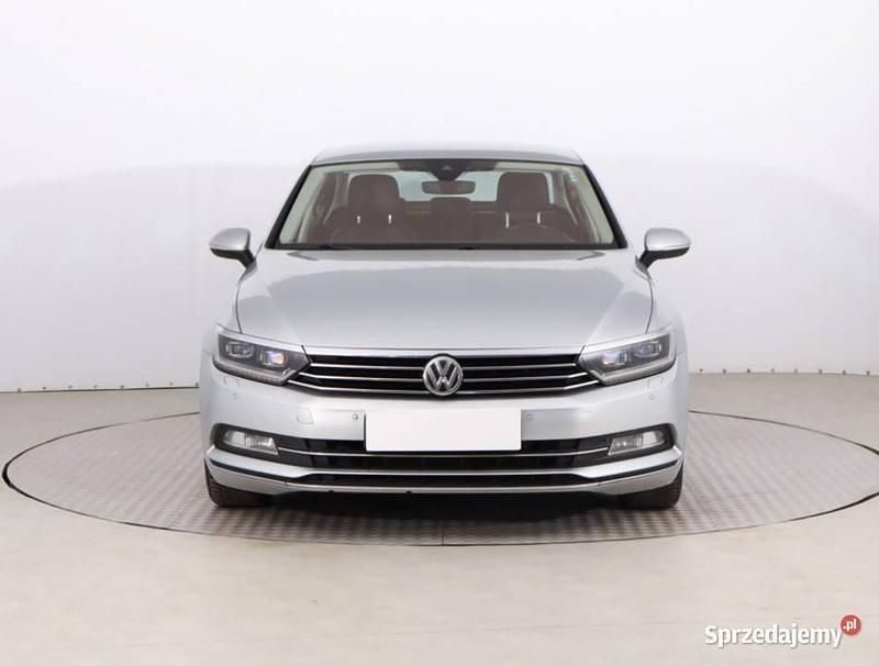 Używany VW Passat 2015 Srebrny Sedan/Limuzyna
