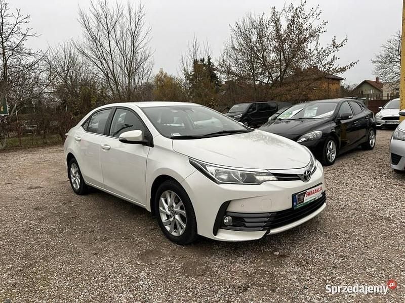 Używany Toyota Corolla 132 KM (97 kW) 2017 Biały Sedan/Limuzyna