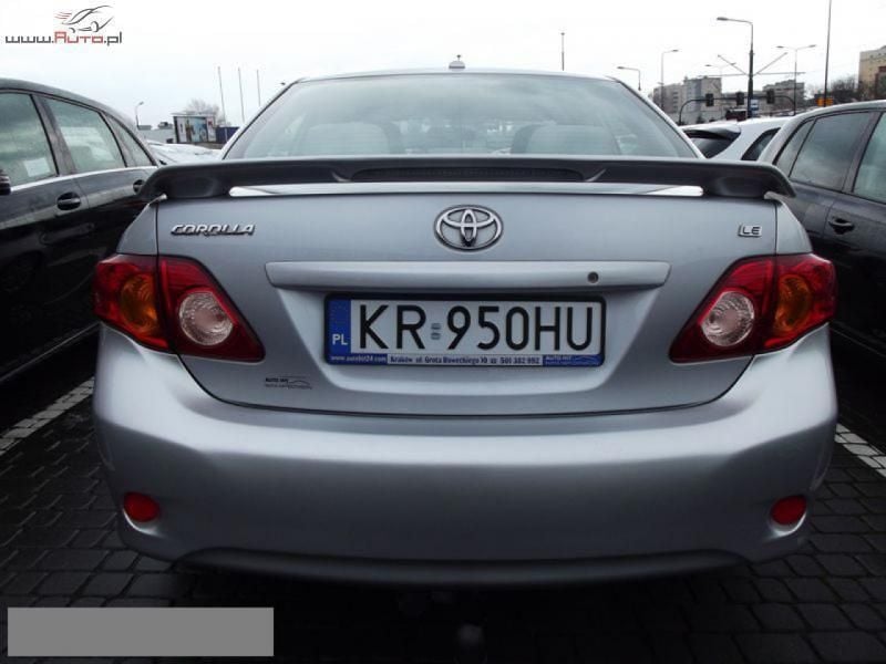 Używany Toyota Corolla 132 KM (97 kW) 2008 Srebrny Sedan/Limuzyna