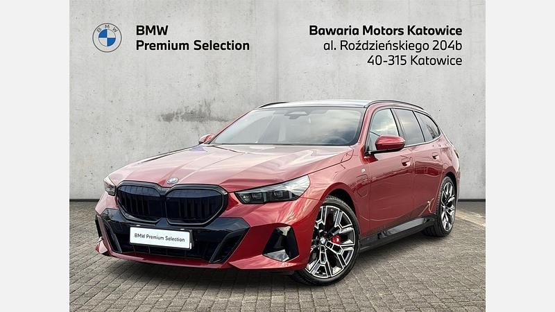 Czerwony fire red metalizowany Używany 2025 BMW 550e Comfort Edition Kombi | 479 900 zł - Obraz 1/3