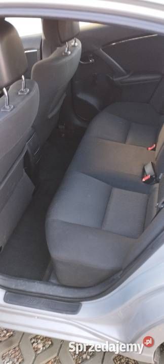 Używany Toyota Avensis T2 132 KM (97 kW) 2011 Srebrny Sedan/Limuzyna