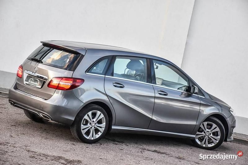 Używany Mercedes A180 Edition 2016 Beżowy Minivan