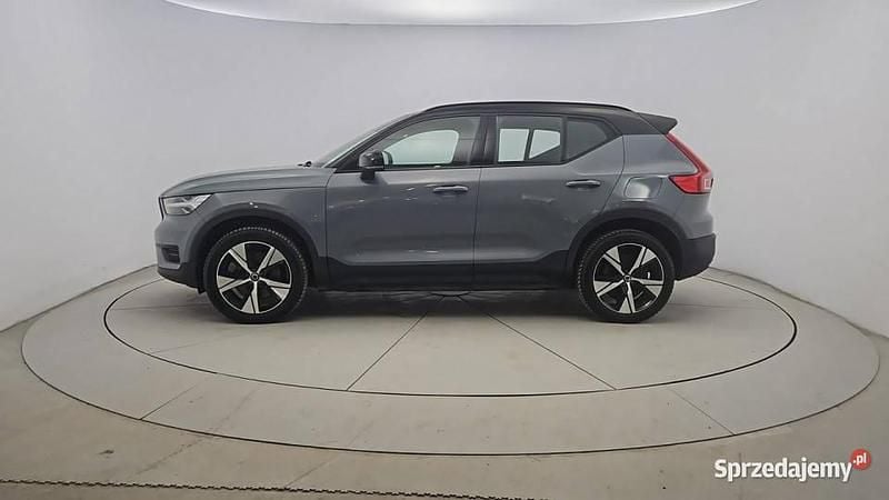 Szary Używany 2022 Volvo XC40 Plus SUV | 134 900 zł (Uczciwa cena) - Obraz 1/4