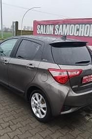 Używany Toyota Yaris Hybrid 73 KM (53 kW) 2019 Czerwony Hatchback