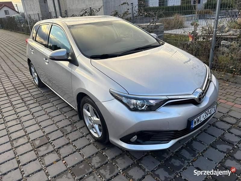 Używany Toyota Auris 2018 Srebrny Sedan/Limuzyna