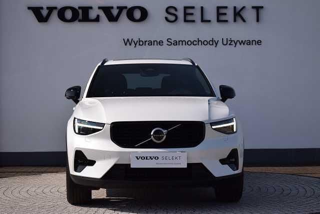 Biały Używany 2025 Volvo XC40 SUV | 176 900 zł (Uczciwa cena) - Obraz 1/3