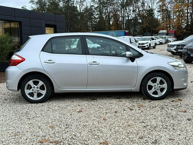 Używany Toyota Auris 132 KM (97 kW) 2012 Srebrny (metalik) Hatchback