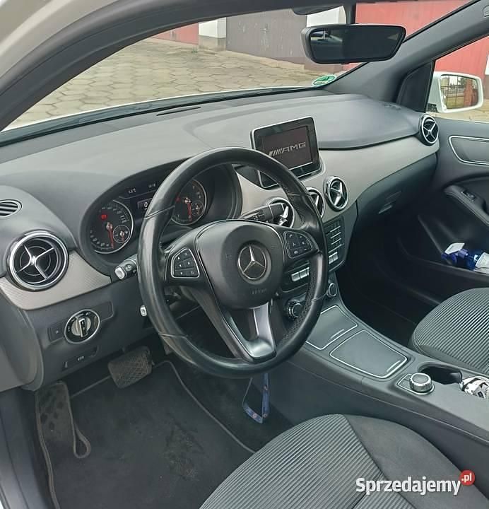 Używany Mercedes A180 109 KM (80 kW) 2015 Biały Hatchback