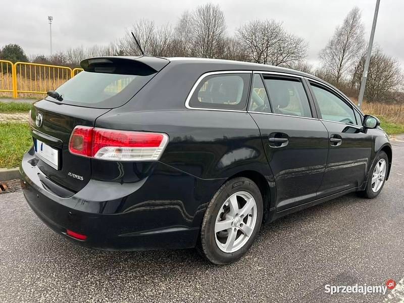 Używany Toyota Avensis 2010