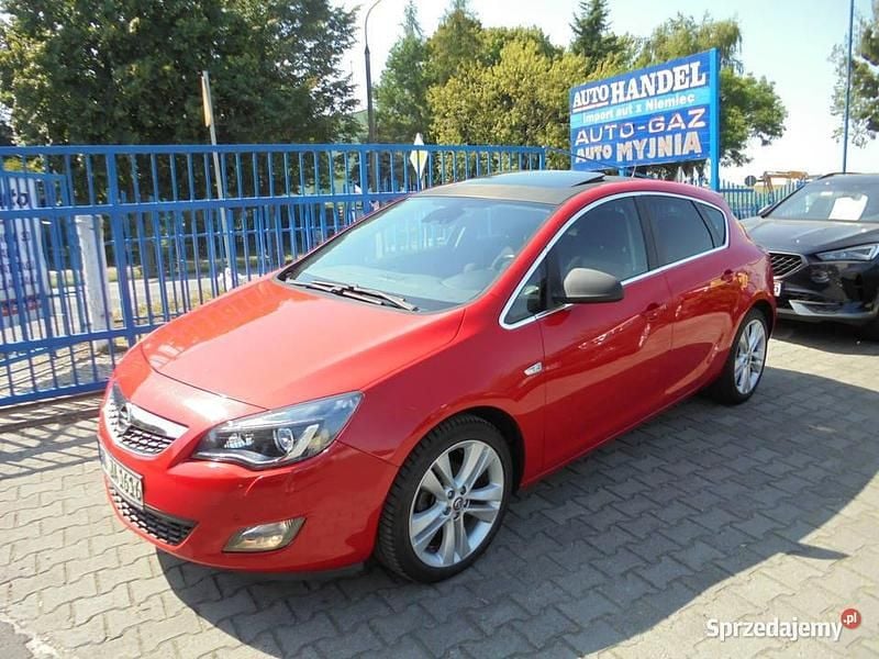 Używany Opel Astra 2010 Czerwony Kombi