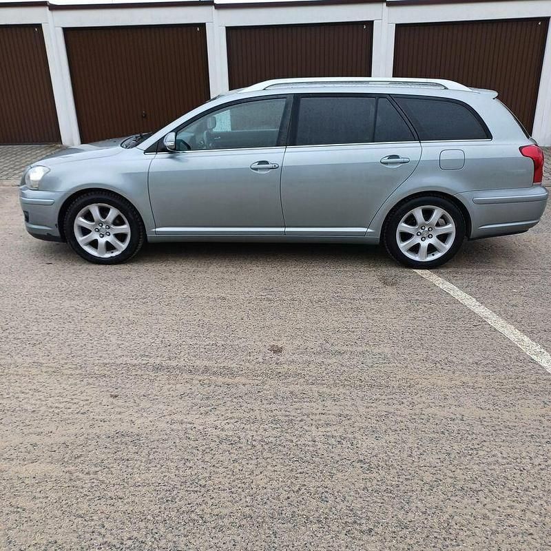 Używany Toyota Avensis 126 KM (92 kW) 2007 Szary Kombi