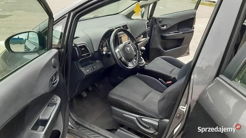 Używany Toyota Verso-S 2011 Szary Minivan