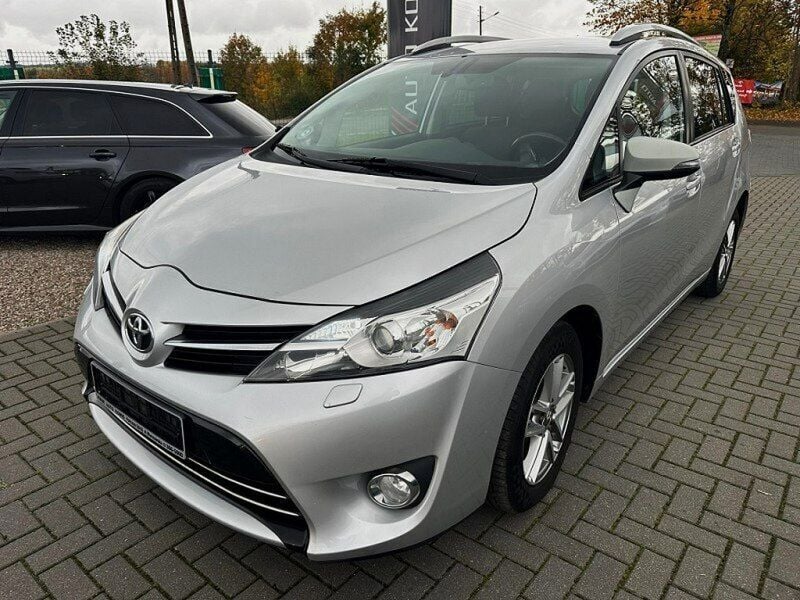 Srebrny (metalik) Używany 2015 Toyota Verso Minivan | 35 900 zł (Dość drogi) - Obraz 1/4