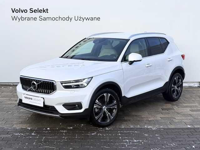 Biały Używany 2022 Volvo XC40 SUV | 144 900 zł (Uczciwa cena) - Obraz 1/4