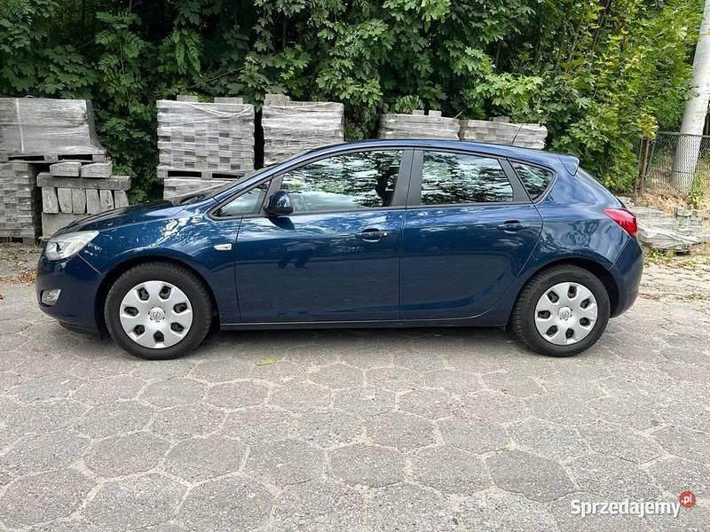 Granatowy Używany 2010 Opel Astra Hatchback | 15 900 zł (Uczciwa cena) - Obraz 1/4