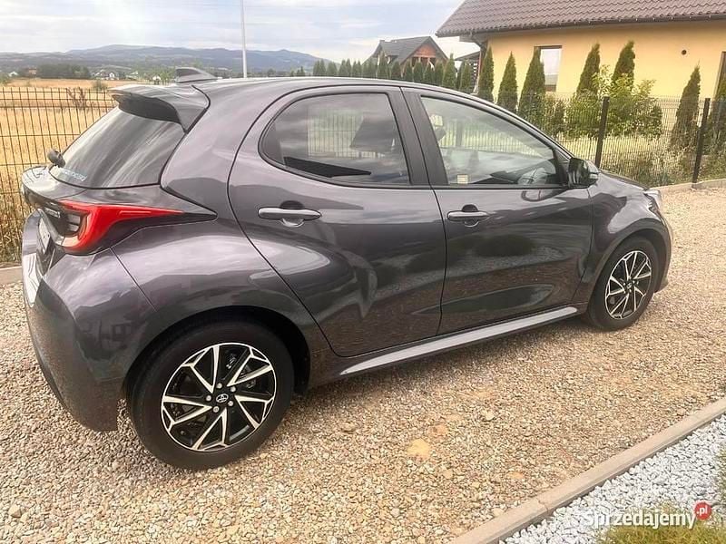 Używany Toyota Yaris Hybrid Comfort 2022 Szary Hatchback