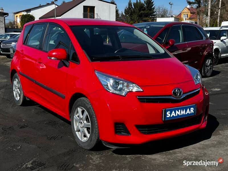 Czerwony Używany 2015 Toyota Verso-S Minivan | 35 990 zł - Obraz 1/4