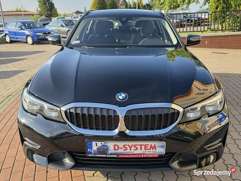 Czarny Używany 2021 BMW 318 Sport Line Kombi | 75 333 zł - Obraz 1/4