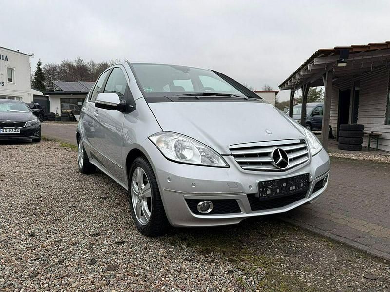 Używany Mercedes A180 116 KM (85 kW) 2010 Srebrny Hatchback