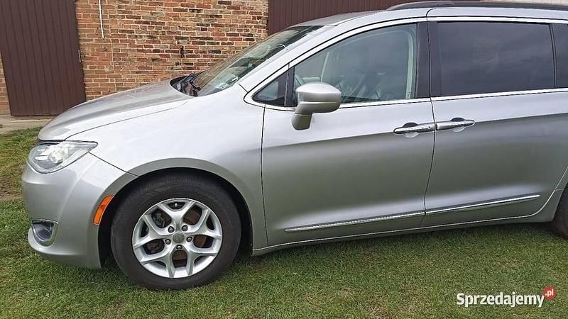 Srebrny Używany 2017 Chrysler Pacifica SUV | 47 000 zł - Obraz 1/4