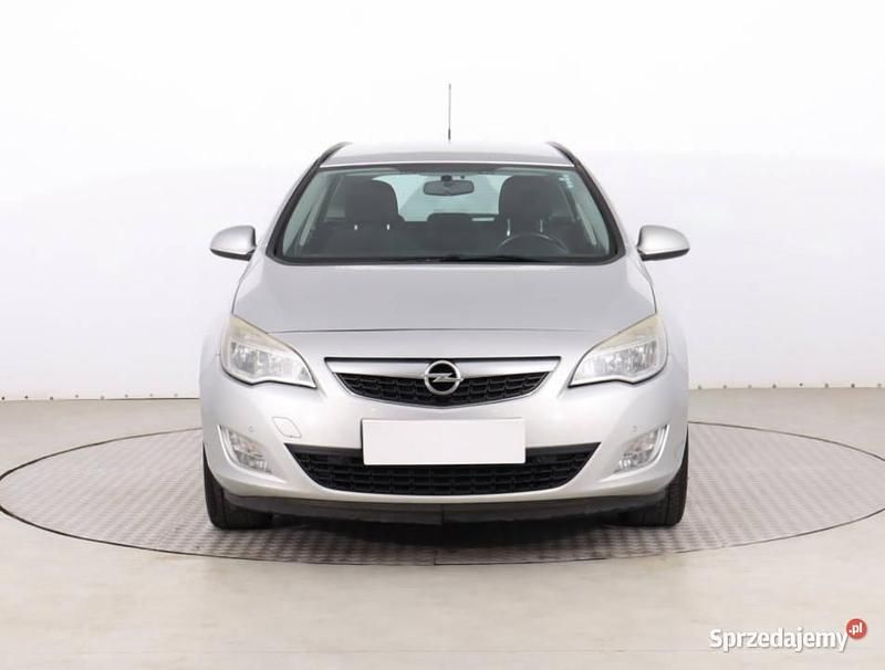 Srebrny Używany 2011 Opel Astra Kombi | 16 499 zł (Uczciwa cena) - Obraz 1/4