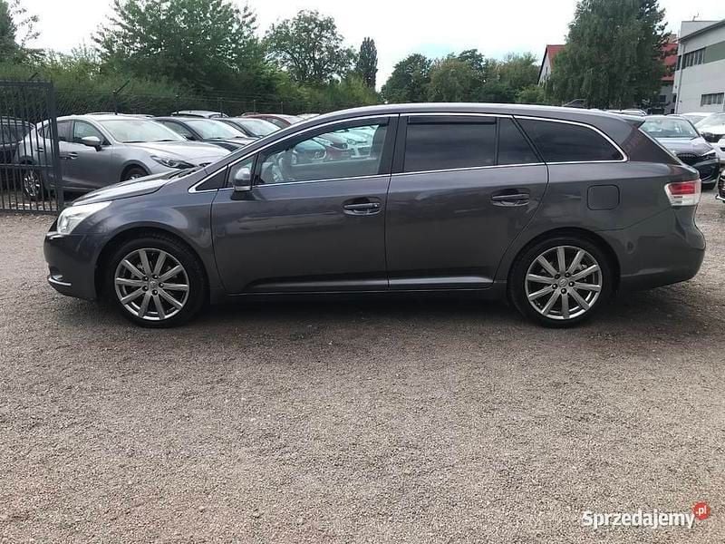 Szary Używany 2010 Toyota Avensis Kombi | 29 900 zł (Uczciwa cena) - Obraz 1/4