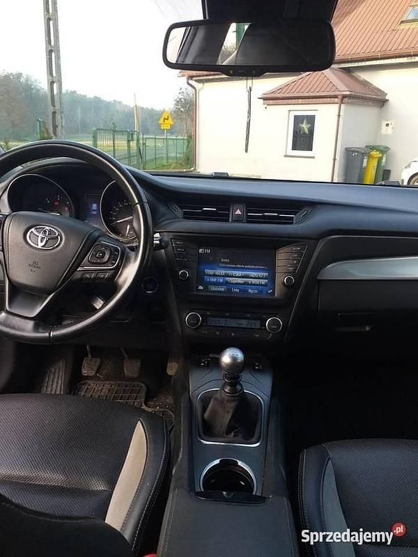 Używany Toyota Avensis T2 143 KM (105 kW) 2016