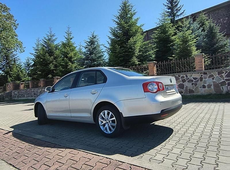 Używany VW Jetta 2010 Żółtozłoty Sedan/Limuzyna
