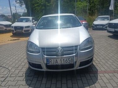 Srebrny Używany 2010 VW Jetta Sedan/Limuzyna | 19 900 zł (Dobra cena) - Obraz 1/4