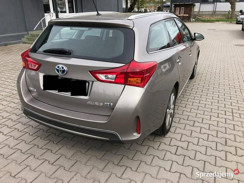 Używany Toyota Auris Hybrid 2015 Szary Kombi