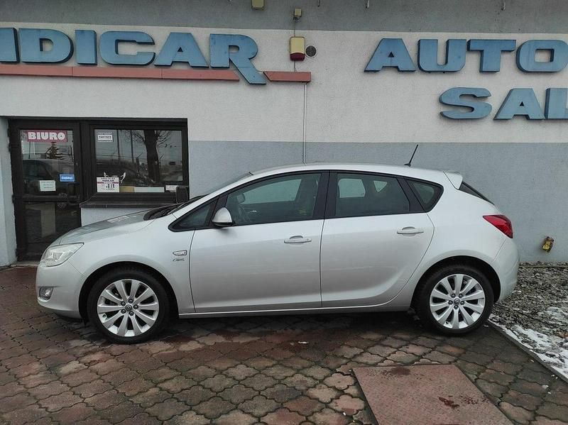Używany Opel Astra 115 KM (84 kW) 2010 Srebrny Hatchback