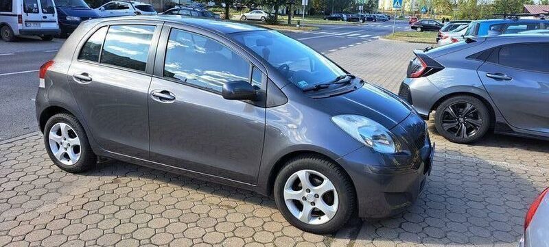 Szary Używany 2009 Toyota Yaris Hatchback | 20 000 zł (Uczciwa cena) - Obraz 1/4
