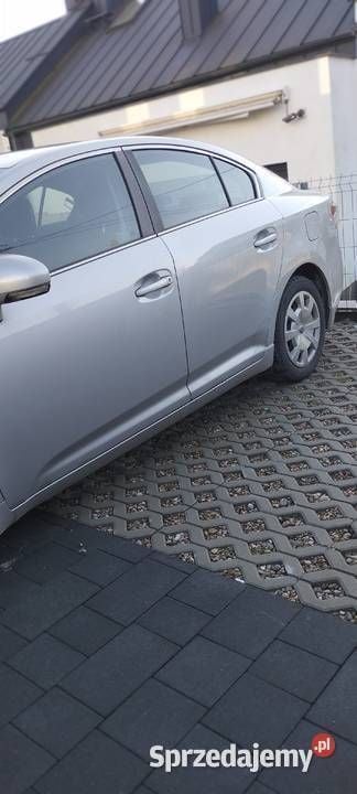 Używany Toyota Avensis T2 132 KM (97 kW) 2011 Srebrny Sedan/Limuzyna