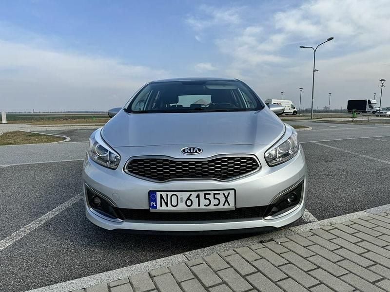 Srebrny Używany 2018 Kia Ceed 2 Hatchback | 27 500 zł (Super Cena) - Obraz 1/4