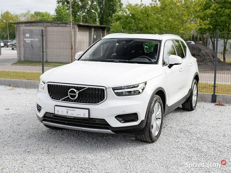 Biały Używany 2022 Volvo XC40 Momentum SUV | 123 800 zł (Uczciwa cena) - Obraz 1/4