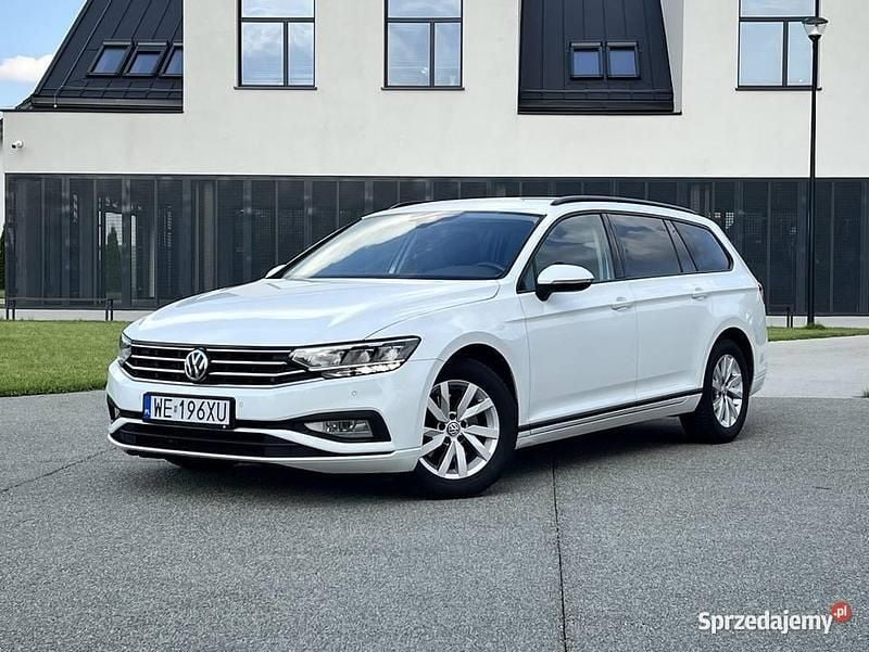 Biały Używany 2019 VW Passat Kombi | 62 900 zł (Uczciwa cena) - Obraz 1/4