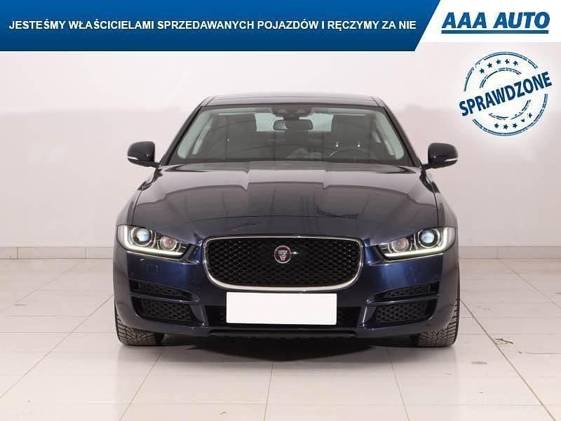 Używany Jaguar XE 180 KM (132 kW) 2018 Błękitny Sedan/Limuzyna