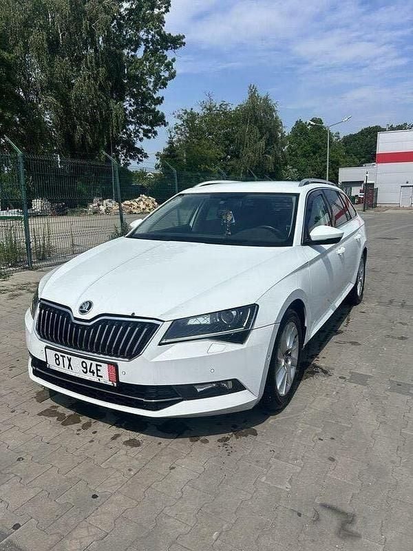 Biały Używany 2015 Skoda Superb Kombi | 43 000 zł (Uczciwa cena) - Obraz 1/4