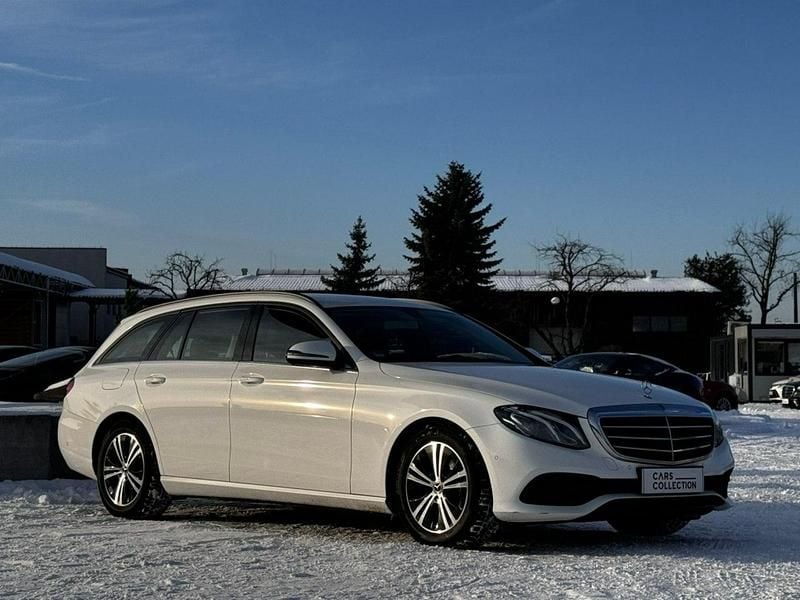 Używany Mercedes E220 194 KM (142 kW) 2020 Biały (metalik) Kombi