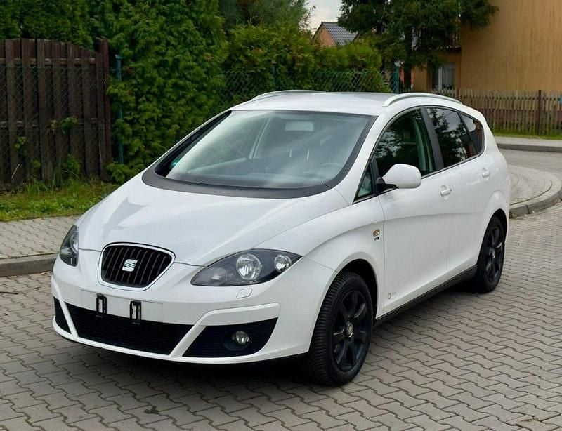 Biały Używany 2012 Seat Altea XL Minivan | 25 000 zł (Uczciwa cena) - Obraz 1/4