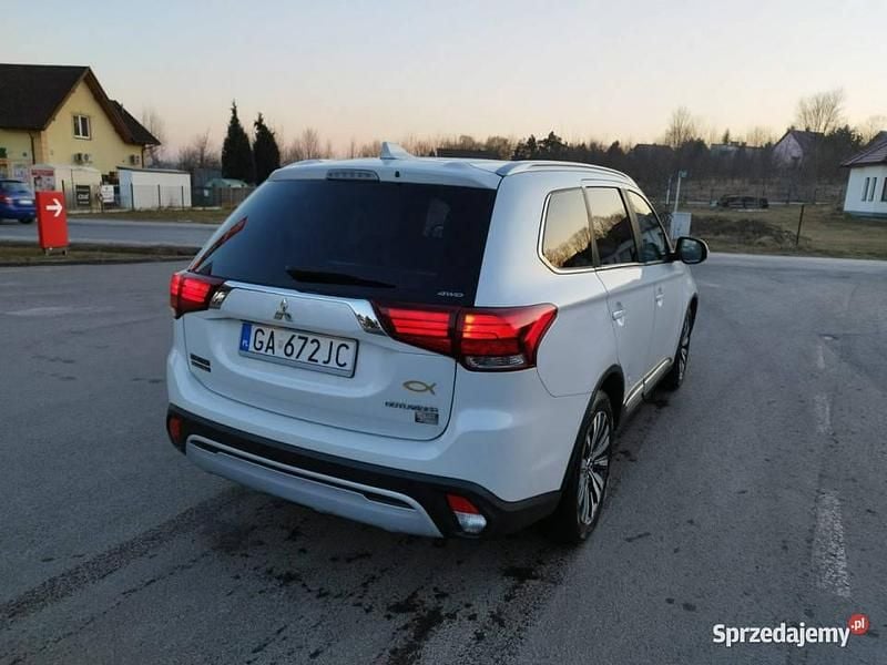 Używany Mitsubishi Outlander 150 KM (110 kW) 2019 Biały SUV