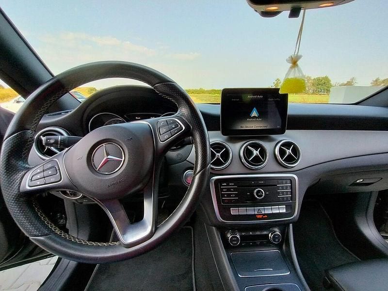 Używany Mercedes CLA250 2017 Czarny Sedan/Limuzyna