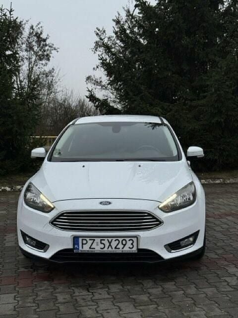 Biały Używany 2016 Ford Focus Hatchback | 37 000 zł (Uczciwa cena) - Obraz 1/4