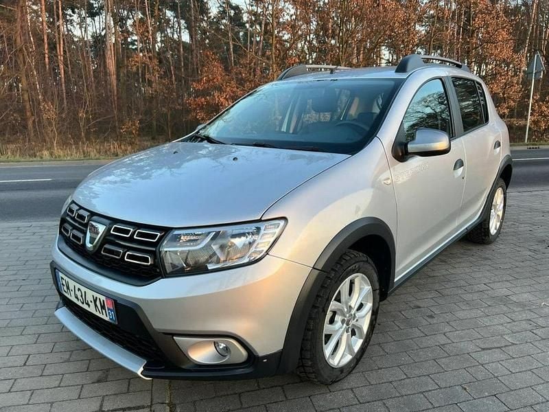 Używany Dacia Sandero Stepway 90 KM (66 kW) 2017 Srebrny Sedan/Limuzyna