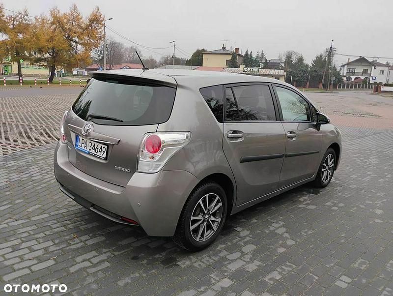 Używany Toyota Verso Premium 2015 Brązowobeżowy Minivan