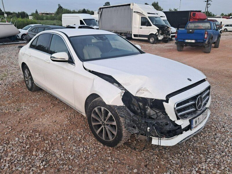 Biały Używany 2018 Mercedes E220 Sedan/Limuzyna | 32 000 zł - Obraz 1/4