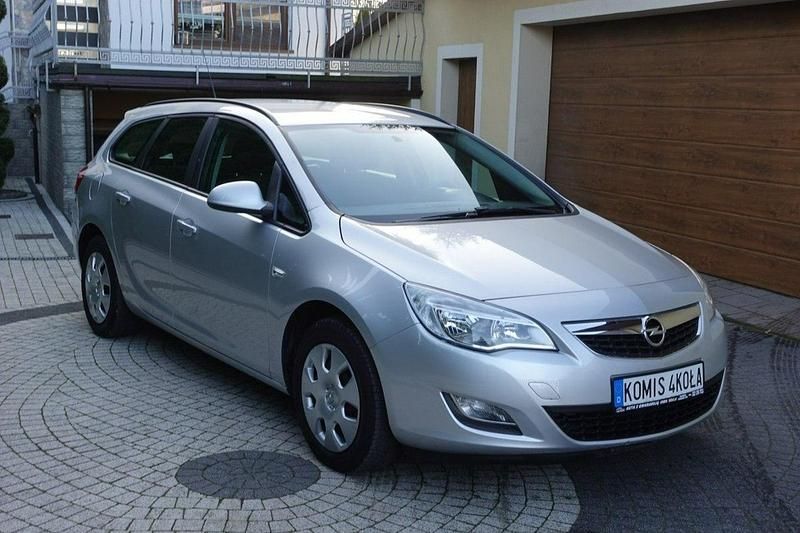 Srebrny Używany 2011 Opel Astra Kombi | 19 900 zł (Uczciwa cena) - Obraz 1/4